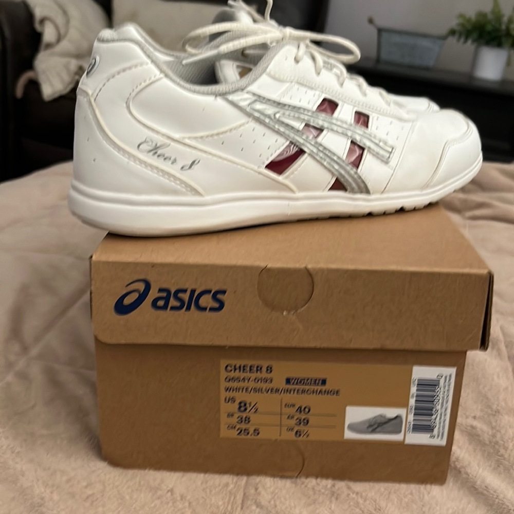 ASICS cheer shoes size 8.5 white and silver with interchange